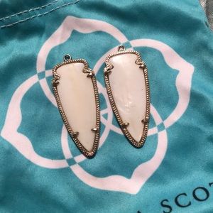 Kendra Scott Skylar Arrowhead White Pearl Earrings